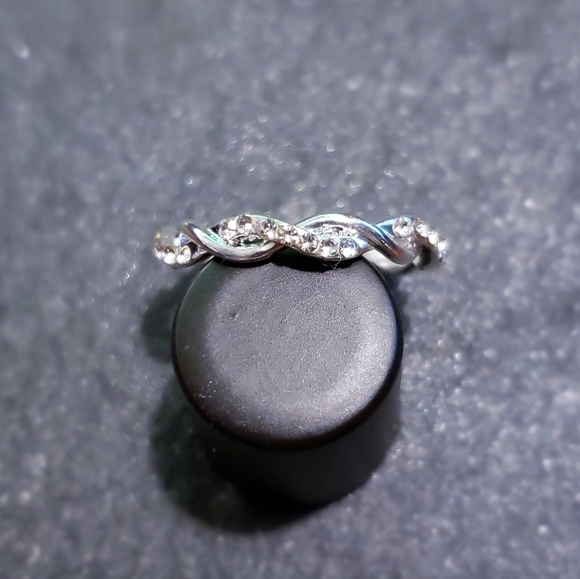 🆕 Sterling & Diamond Crystal Twist Ring 🆕 - Picture 4 of 9